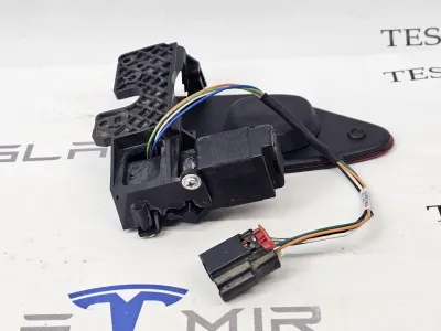 Люк порта зарядки с электроприводом в сборе Tesla Model X 2018 — фото 4