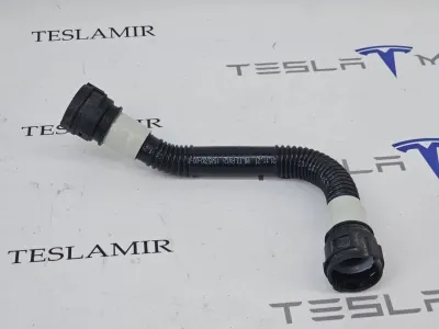 Патрубок системы охлаждения пластиковый Tesla Model S 2022