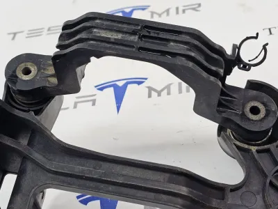 Кронштейн насоса пневмоподвески Tesla Model S 2018 — фото 6