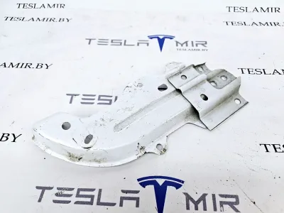 Кронштейн крыла правый Tesla Model 3 2019