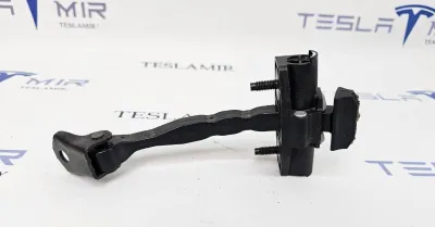 Ограничитель открывания двери задней Tesla Model 3 2023