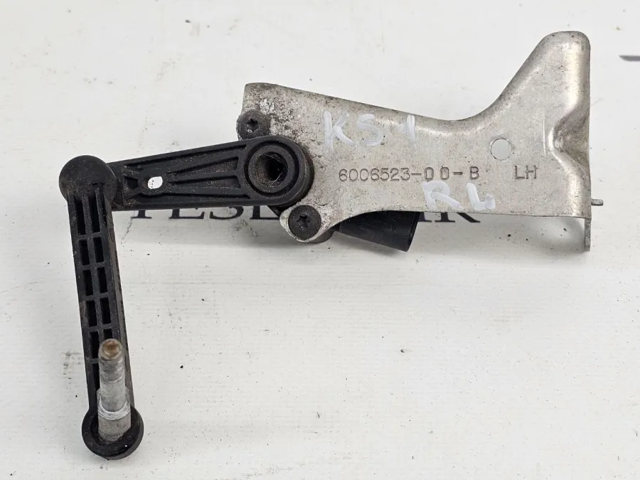 Датчик уровня пневмоподвески (положения кузова) задний левый Tesla Model S 2018 — фото 1
