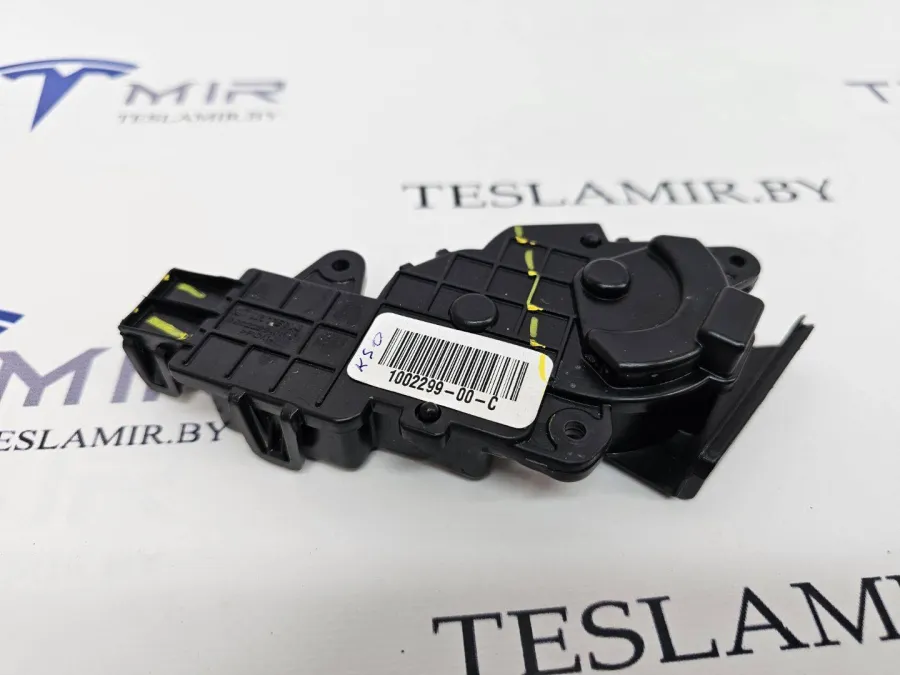 Электропривод бардачка Tesla Model S 2017 — фото 1