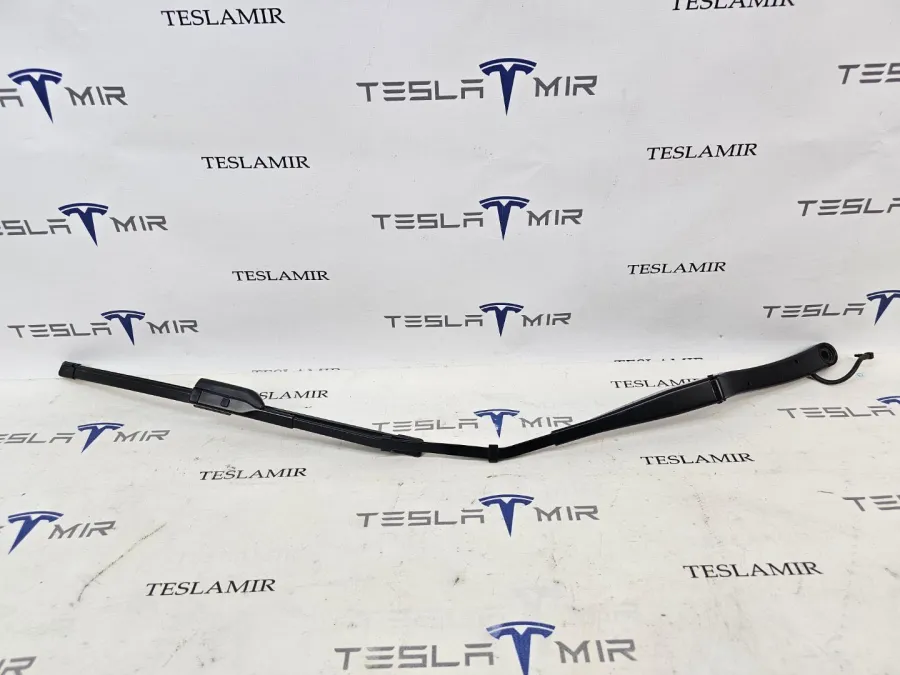 Щеткодержатель (поводок стеклоочистителя, дворник) правый Tesla Model 3 2025 — фото 1