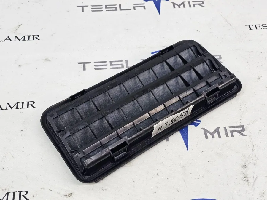 Вентиляционный клапан заднего багажника (жабры) Tesla Model Y 2025 — фото 1