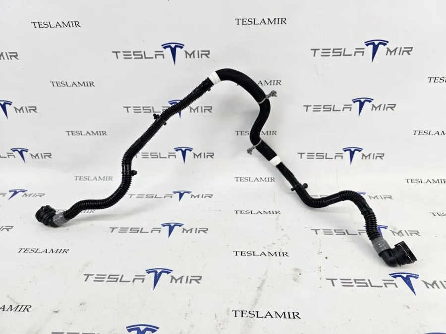 Шланг системы охлаждения заднего мотора Tesla Model Y 2025 — фото 1