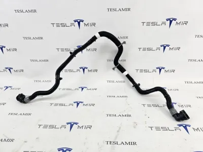 Шланг системы охлаждения заднего мотора Tesla Model Y 2025
