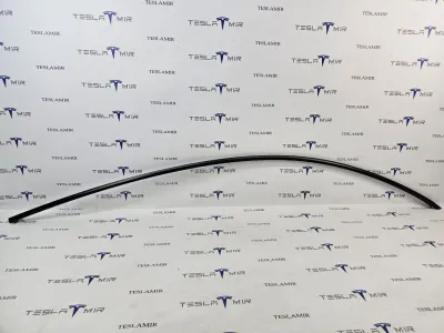Молдинг кузова боковой наружный верхний правый Tesla Model Y 2024