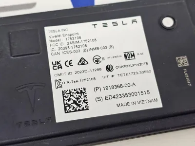 Bluetooth антенна Tesla Model Y 2025 — фото 2