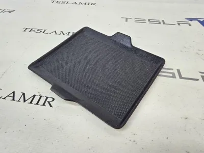 Коврик резиновый вещевого ящика Tesla Model 3 2022