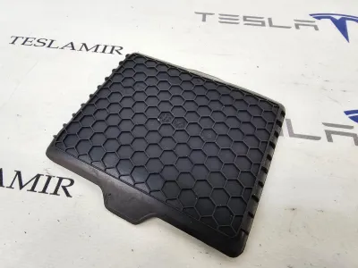 Коврик резиновый вещевого ящика Tesla Model 3 2022 — фото 2