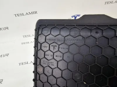 Коврик резиновый вещевого ящика Tesla Model 3 2022 — фото 3