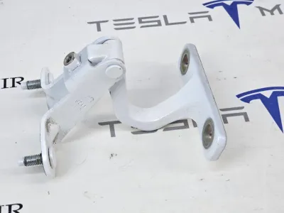 Петля крышки багажника правая Tesla Model Y 2024