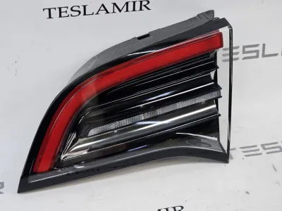 Фонарь крышки багажника правый Tesla Model Y 2024