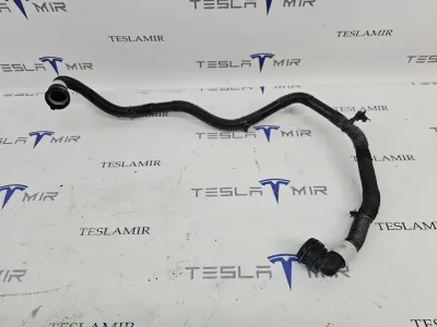 Шланг системы охлаждения заднего мотора Tesla Model Y 2022