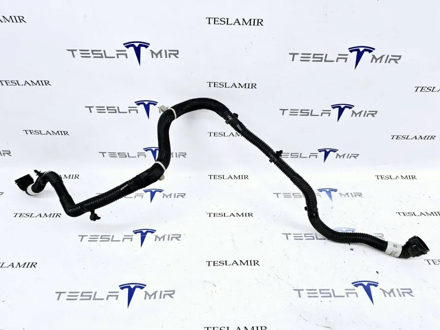 Шланг системы охлаждения заднего мотора Tesla Model Y 2022 — фото 1