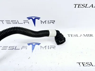 Шланг системы охлаждения заднего мотора Tesla Model Y 2022 — фото 2