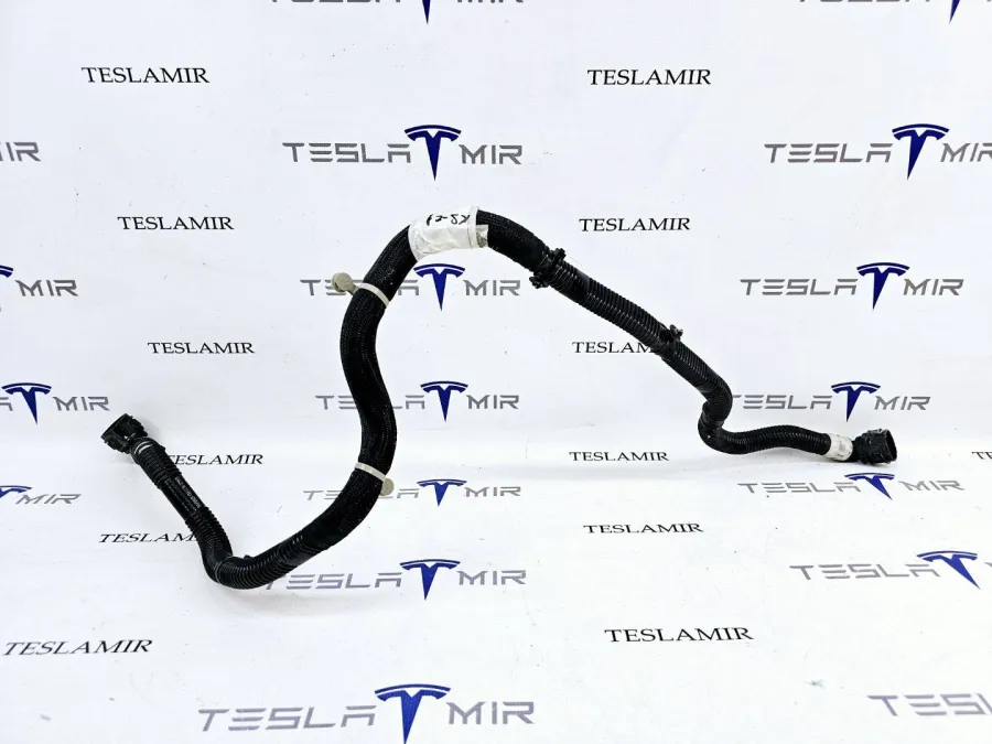 Шланг системы охлаждения заднего мотора Tesla Model 3 2022 — фото 1