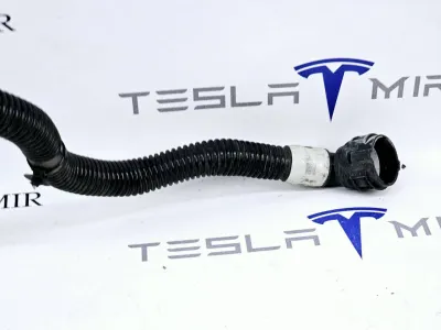 Шланг системы охлаждения заднего мотора Tesla Model 3 2022 — фото 3