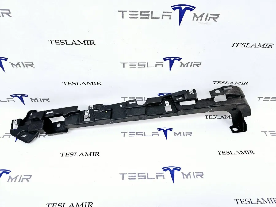 Кронштейн крепления обшивки багажника правый Tesla Model X 2018 — фото 1