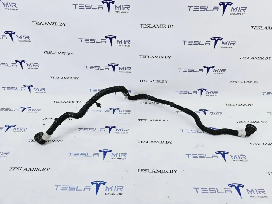 Шланг системы охлаждения заднего мотора Tesla Model 3 2019 — фото 1