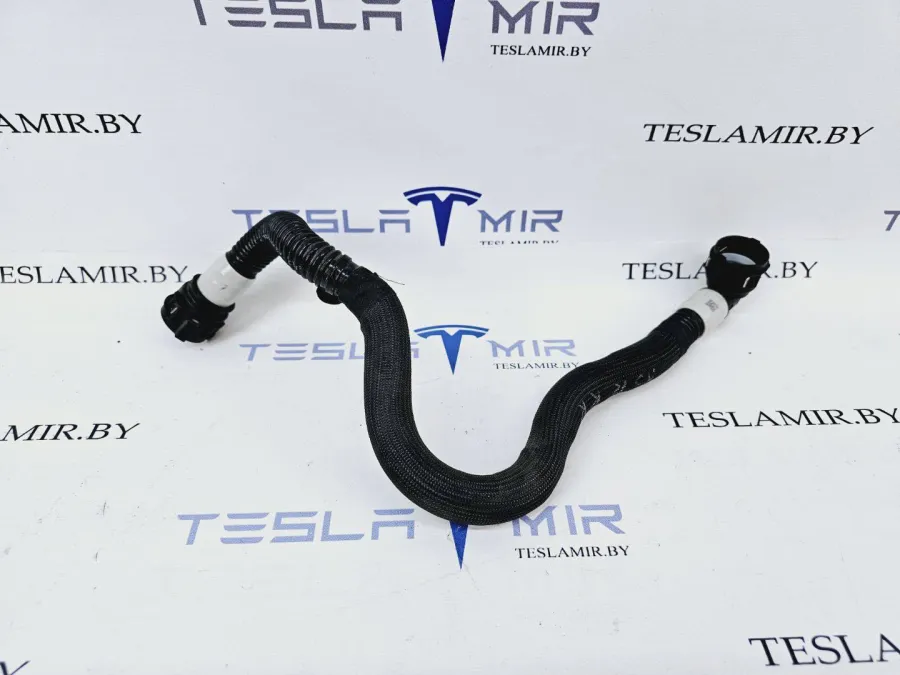 Шланг системы охлаждения заднего мотора Tesla Model 3 2023 — фото 1