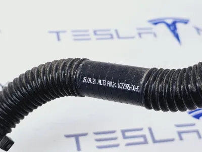 Шланг системы охлаждения заднего мотора Tesla Model 3 2023 — фото 2
