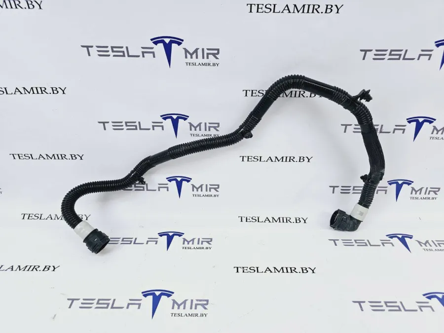 Шланг системы охлаждения заднего мотора Tesla Model S 2022 — фото 1