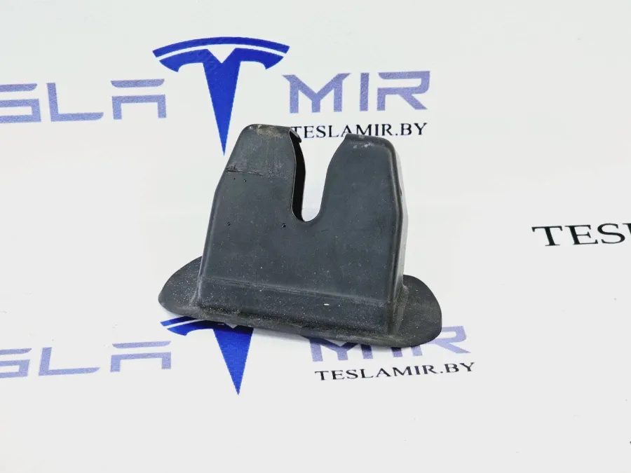 Крышка замка двери багажника Tesla Model 3 2021 — фото 1