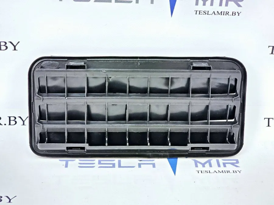 Вентиляционный клапан заднего багажника (жабры) Tesla Model 3 2020 — фото 1