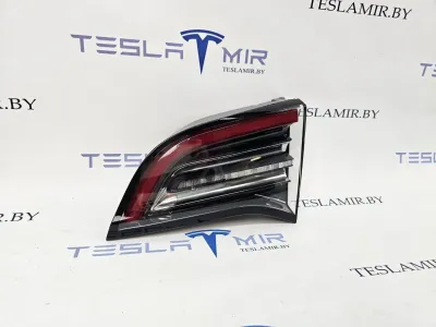 Фонарь крышки багажника правый Tesla Model Y 2021