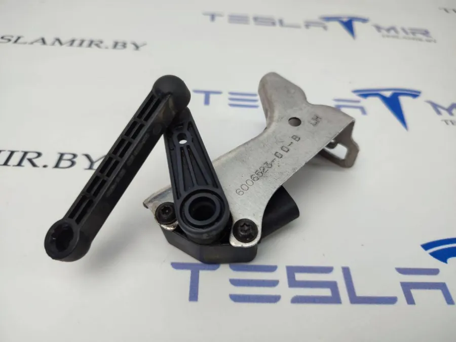 Датчик уровня пневмоподвески (положения кузова) задний правый Tesla Model S 2017 — фото 1