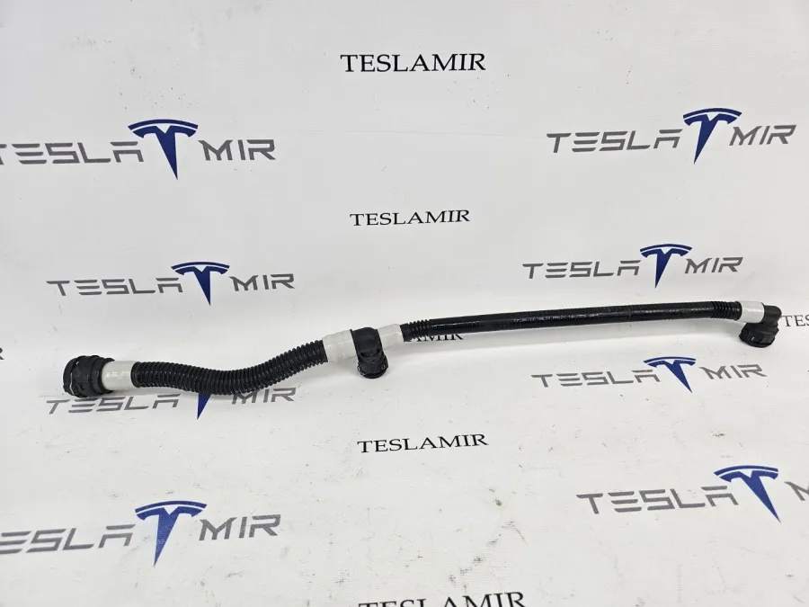 Патрубок системы охлаждения пластиковый передний правый Tesla Model 3 2024 — фото 1
