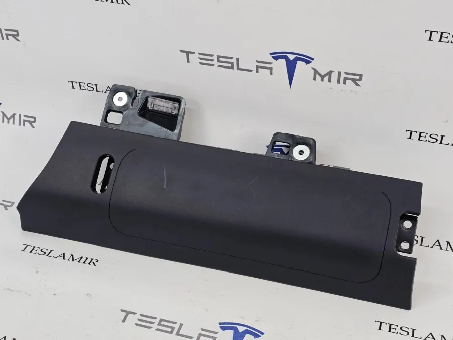 Подушка безопасности коленная пассажира Tesla Model Y 2025 — фото 1