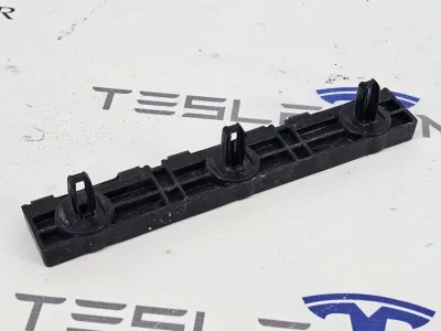 Кронштейн порога задний Tesla Model S 2018
