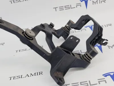 Кронштейн насоса пневмоподвески Tesla Model S 2018 — фото 3