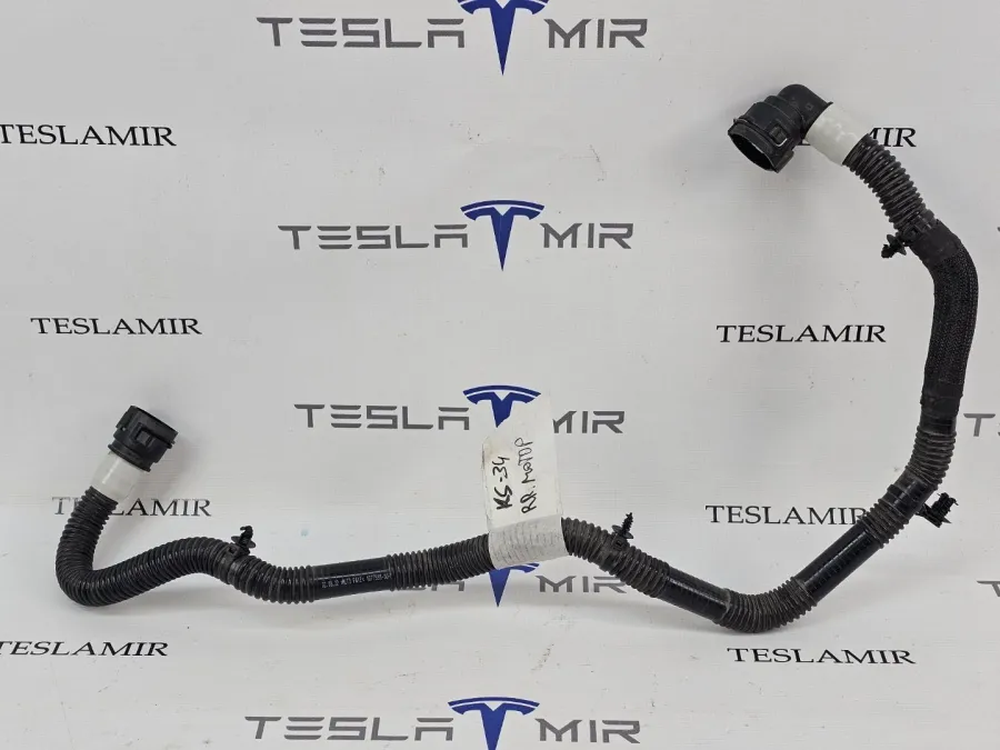 Шланг системы охлаждения заднего мотора Tesla Model S 2022 — фото 1