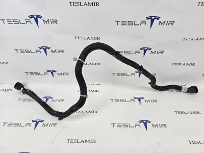 Шланг системы охлаждения заднего мотора Tesla Model Y 2025