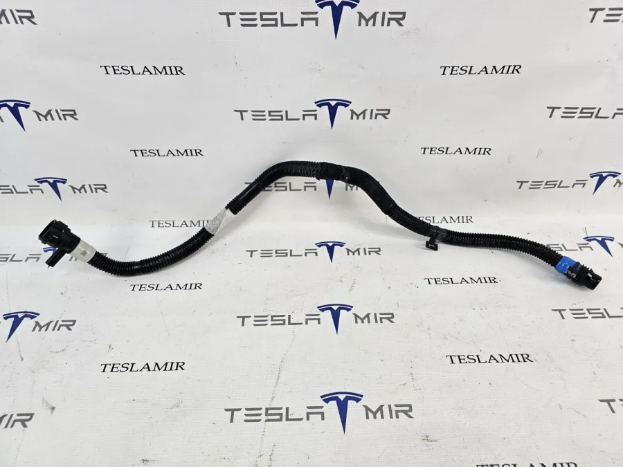 Патрубок системы охлаждения пластиковый передний Tesla Model 3 2023 — фото 1