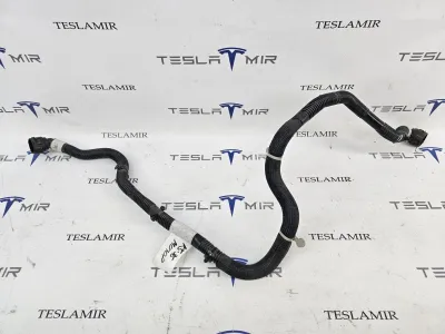 Патрубок системы охлаждения пластиковый передний Tesla Model 3 2023