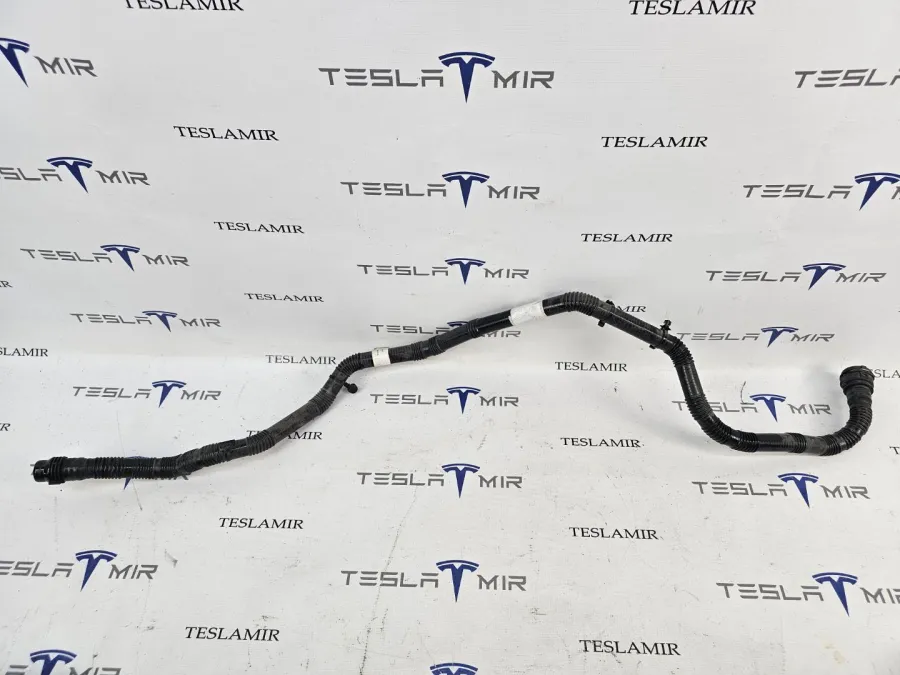 Патрубок системы охлаждения пластиковый передний Tesla Model 3 2023 — фото 1
