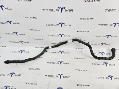Патрубок системы охлаждения пластиковый передний Tesla Model 3 2023