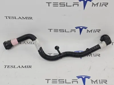 Патрубок системы охлаждения пластиковый передний Tesla Model 3 2023