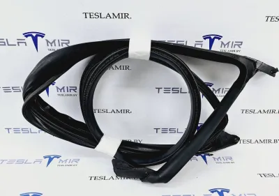 Уплотнитель дверного проема передний правый Tesla Model 3 2023