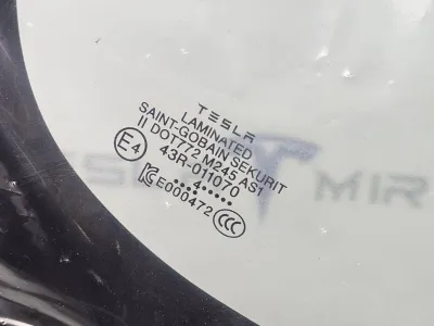 Стекло лобовое Tesla Model 3 2025 — фото 2