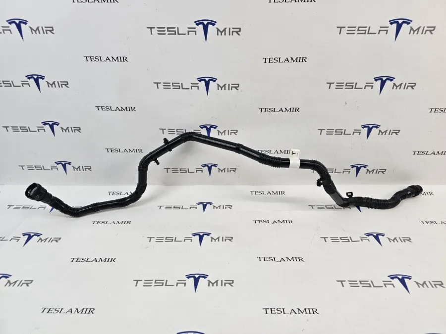 Патрубок системы охлаждения пластиковый передний Tesla Model Y 2024 — фото 1