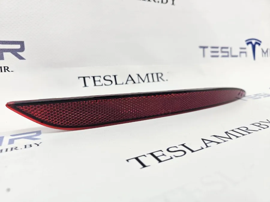 Катафот заднего бампера (отражатель) правый Tesla Model 3 2021 — фото 1