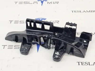 Кронштейн крепления стойки B правый верхний Tesla Model Y 2025