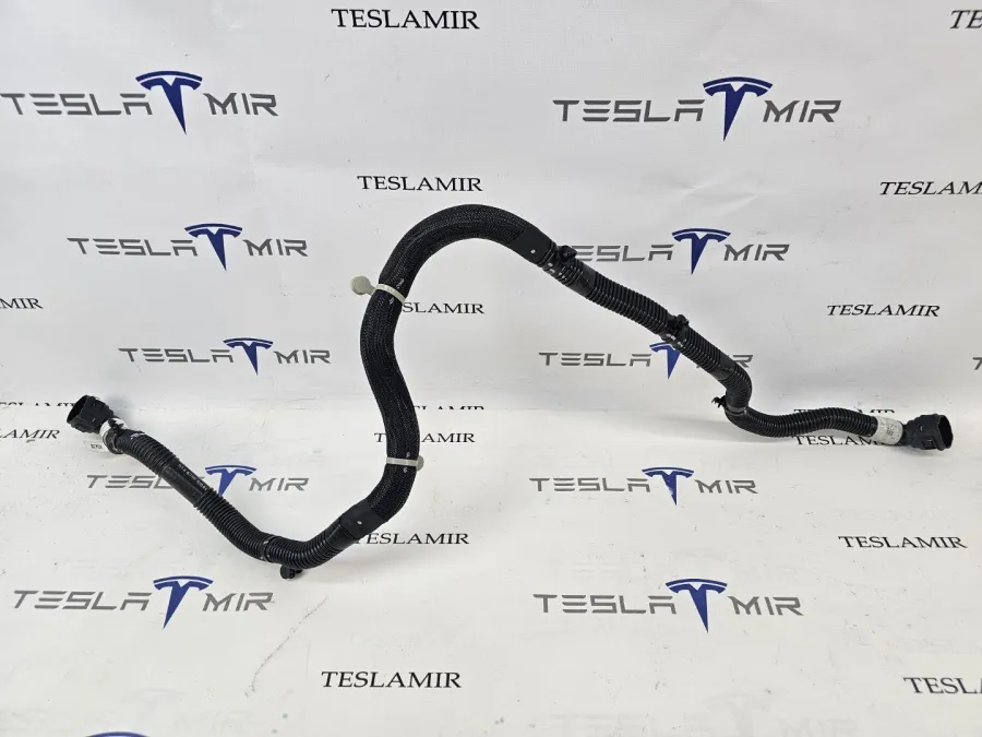 Шланг системы охлаждения заднего мотора Tesla Model Y 2025 — фото 1