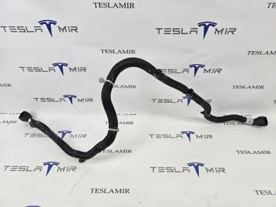Шланг системы охлаждения заднего мотора Tesla Model Y 2025